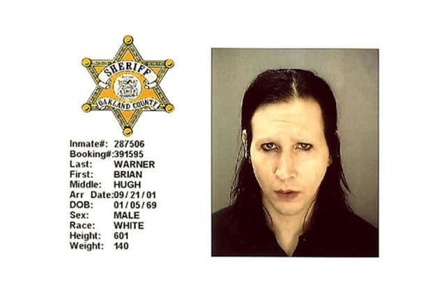 Diapositiva 21 de 55: Brian Hugh Warner (tambiÃ©n conocido como Marilyn Manson) fue acusado de conducta sexual delictiva luego de hacer el trabajo duro con el jefe de un guardia de seguridad durante un concierto de julio de 2001 en los suburbios de Detroit.
