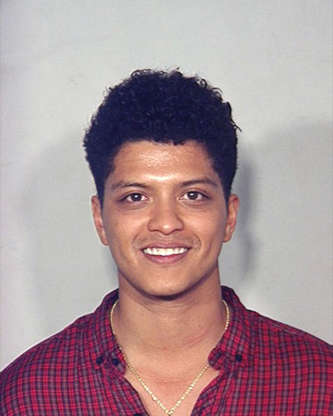 Diapositiva 15 de 55: El cantante de pop Bruno Mars (nombre real: Peter HernÃ¡ndez) fue arrestado por la policÃ­a de Las Vegas en septiembre de 2010 y acusado de posesiÃ³n de narcÃ³ticos.