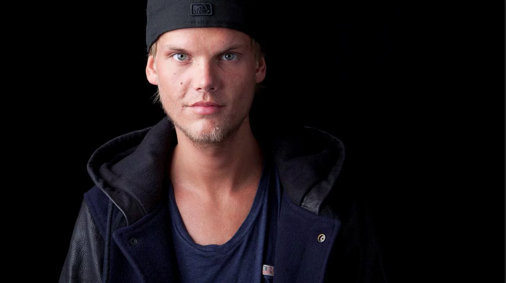 Diapositiva 42 de 60: Avicii (20 de abril) - Tim Bergling, mÃ¡s conocido como DJ Avicii, era encontrado sin vida en Muscat. El joven serÃ¡ recordado por ser uno de los nombres mÃ¡s fuertes del mundo de la mÃºsica electrÃ³nica.