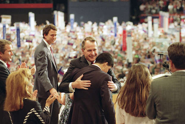 Diapositiva 1 de 60: George Bush (padre) (30 de noviembre) - El ex presidente de Estados Unidos fallecÃ­a a los 94 aÃ±os pocos meses despuÃ©s del fallecimiento de su mujer, Barbara Bush. Republicano, pasarÃ¡ a la historia por ser el presidentye que sellÃ³ el fin de la Guerra FrÃ­a.