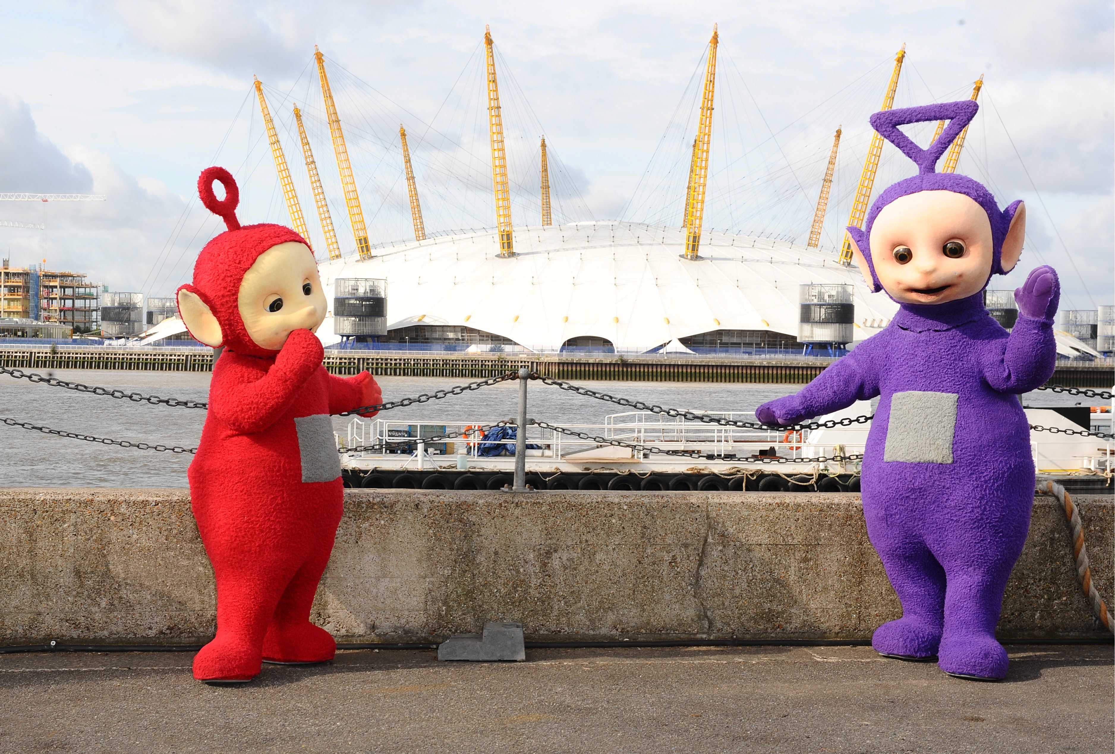 Diapositiva 56 de 60: Simon Shelton Barnes (17 de enero) - El actor que estaba en el interior de Tinky Winky, el Teletubby morado, morÃ­a en Bedforshire, UK, en circunstancias desconocidas. Su personaje fue el mÃ¡s polÃ©mico de la serie infantil por las dudas sobre su orientaciÃ³n sexual.