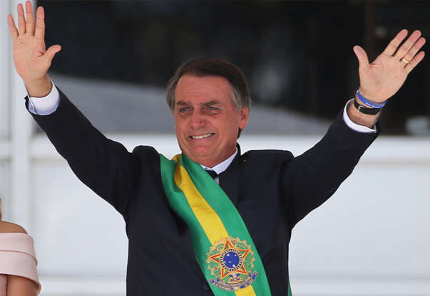 Slide 1 de 31: Brazil's new President Jair Bolsonaro gestures after receiving the presidential sash from outgoing President Michel Temer at the Planalto Palace, in Brasilia, Brazil January 1, 2019. REUTERS/Sergio Moraes