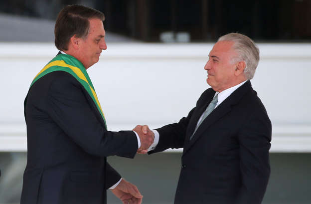 Slide 4 de 31: Brazil's new President Jair Bolsonaro and outgoing President Michel Temer shake hands at the Planalto Palace, in Brasilia, Brazil January 1, 2019. REUTERS/Sergio Moraes