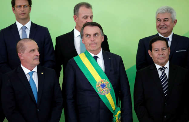 Slide 3 de 31: Brazil's new President Jair Bolsonaro reacts as he poses for an official photograph with the members of this cabinet at the Planalto Palace, in Brasilia, Brazil January 1, 2019. REUTERS/Ueslei Marcelino