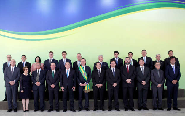 Slide 2 de 31: Brazil's new President Jair Bolsonaro and the members of this cabinet pose for an official photograph at the Planalto Palace, in Brasilia, Brazil January 1, 2019. REUTERS/Ueslei Marcelino