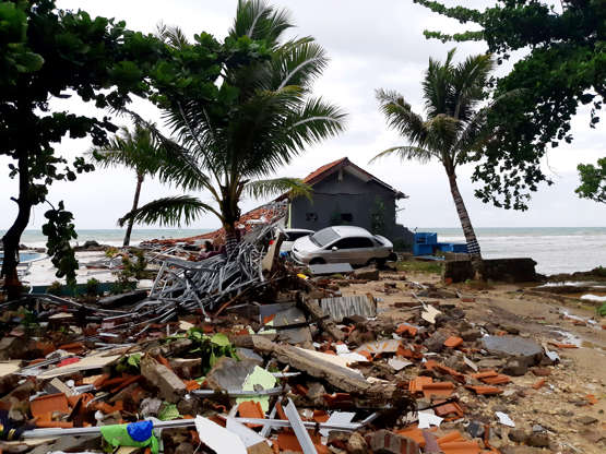 Slide 1 of 33：2018年12月23日印度尼西亚万丹省Pandeglang的海啸袭击Carita海滩后，在废墟中看到一辆汽车。