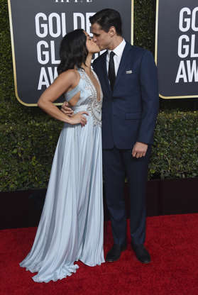 Slide 3 de 55: Gina Rodriguez, left, and Joe LoCicero kiss as they arrive at the 76th annual Golden Globe Awards at the Beverly Hilton Hotel on Sunday, Jan. 6, 2019, in Beverly Hills, Calif. (Photo by Jordan Strauss/Invision/AP)