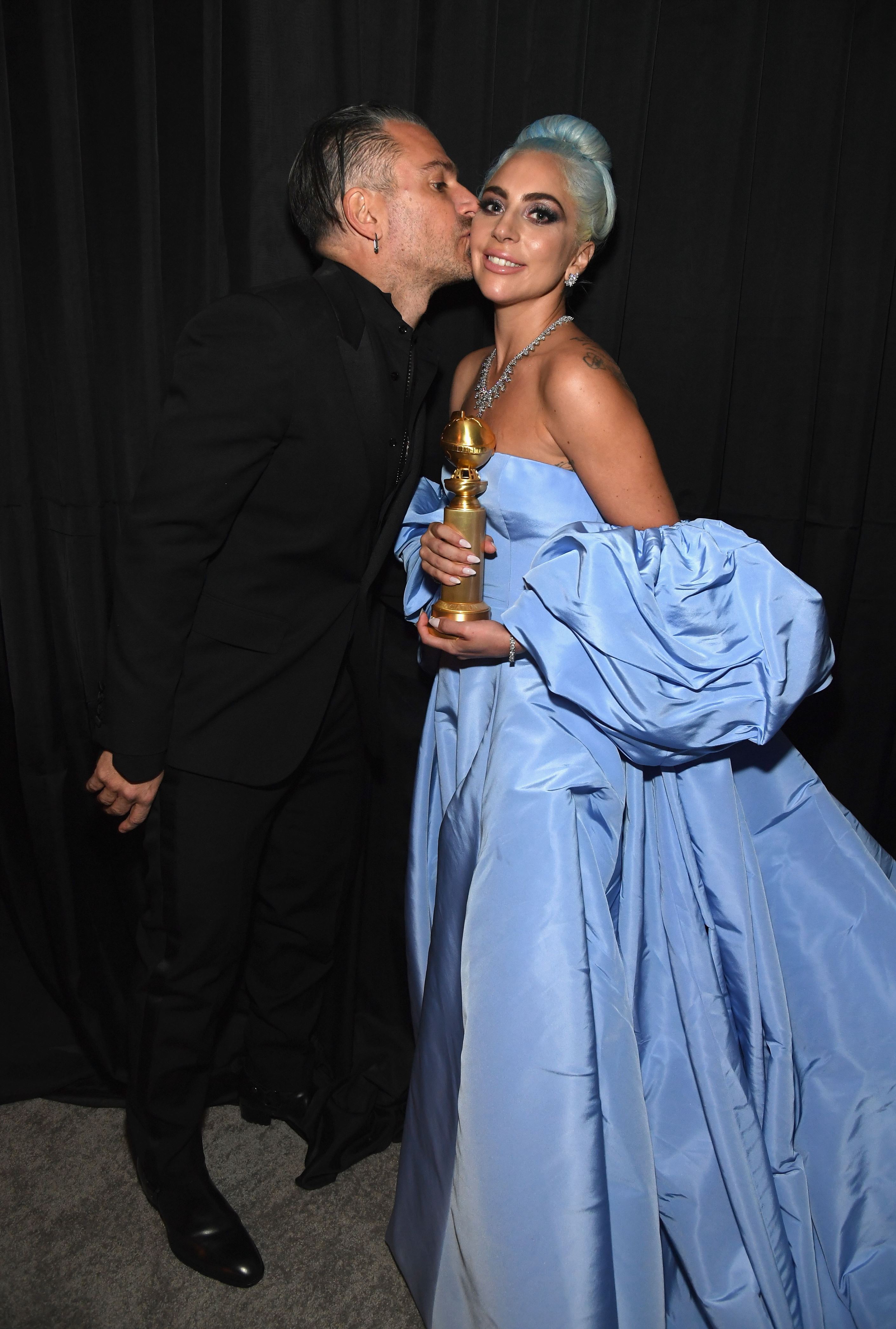 Slide 2 de 55: BEVERLY HILLS, CA - JANUARY 06: Christian Carino and Lady Gaga (R) attends the 2019 InStyle and Warner Bros. 76th Annual Golden Globe Awards Post-Party at The Beverly Hilton Hotel on January 6, 2019 in Beverly Hills, California.  (Photo by Kevin Mazur/Getty Images for InStyle)