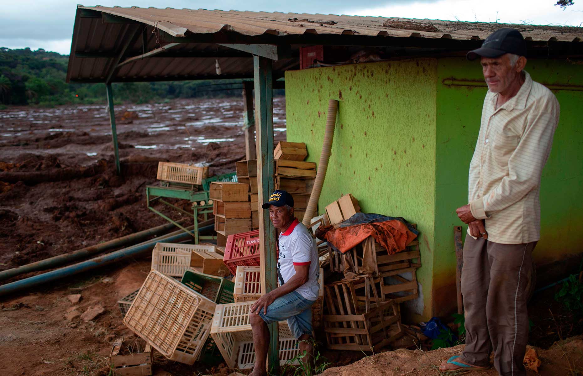 Slide 24 de 75: PopulaÃ§Ã£o assiste aos trabalhos de resgate