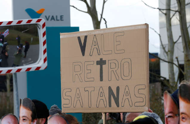 Slide 4 de 95: Members of the IndustriALL, Building and Wood Workers' International (BWI) and Swiss unions demonstrate in front of mining company Vale SA headquarters, after the collapse of a tailings dam in an iron mine in Brumadinho in Brazil, in St-Prex, Switzerland January 30, 2019. REUTERS/Denis Balibouse