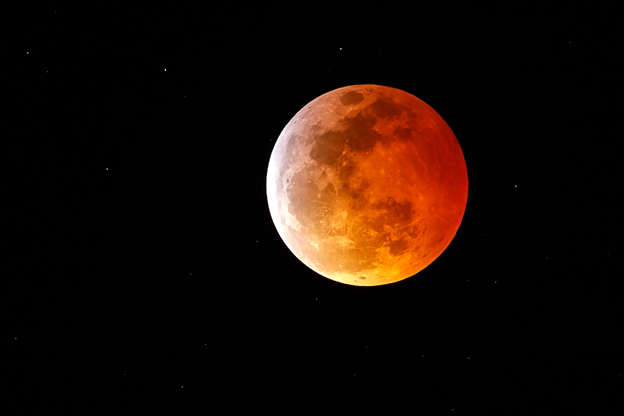 第1页，共29页：2019年1月20日在加利福尼亚州玛丽安德尔湾的月全食期间出现了一只超级血狼月亮。 在北半球过夜，某些地区会出现一种称为超级血狼月亮的现象。