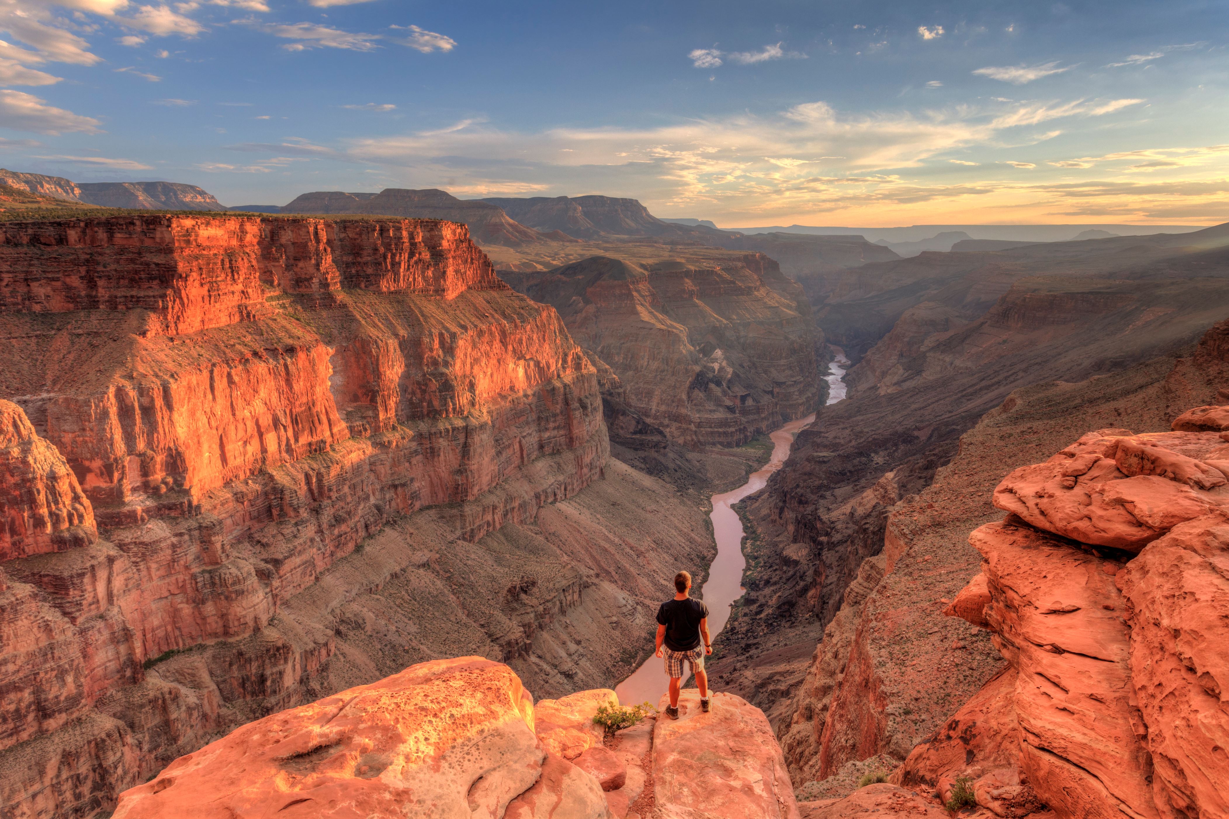 ����� 30 �� 34: USA, Arizona, Grand Canyon National Park (North Rim), Toroweap (Tuweep) Overlook, Hiker on cliff edge (MR)