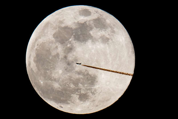 Slide 11 de 31: 19 February 2019, Bavaria, NÃ¼rnberg: A plane flies by before the full moon. Photo: Daniel Karmann/dpa (Photo by  via Getty Images)