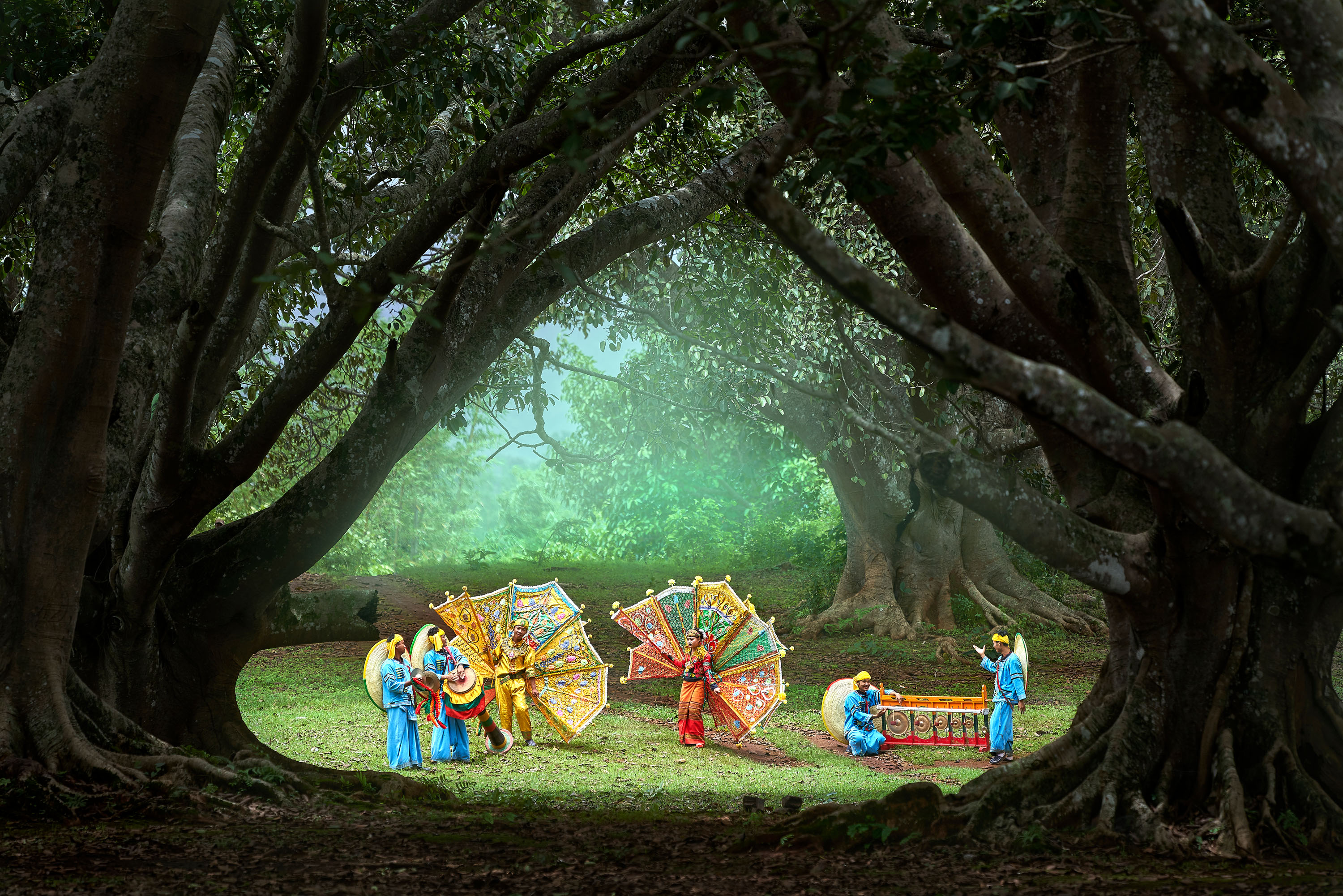 Diapositive 42 sur 69: Dancing (Danse), de Kyaw Win Hlaing