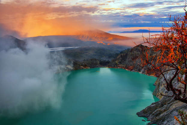 Slayt 13/22: Kawah Ijen Volcano in East Java, Indonesia