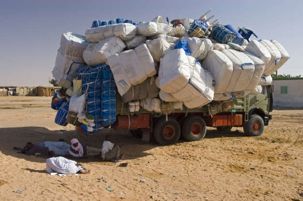 Slide 43 de 45: Totally overloaded truck at the oasis of Kufra