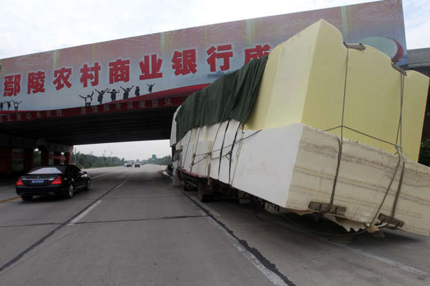 Slide 45 de 45: The lorry trapped under the overpass