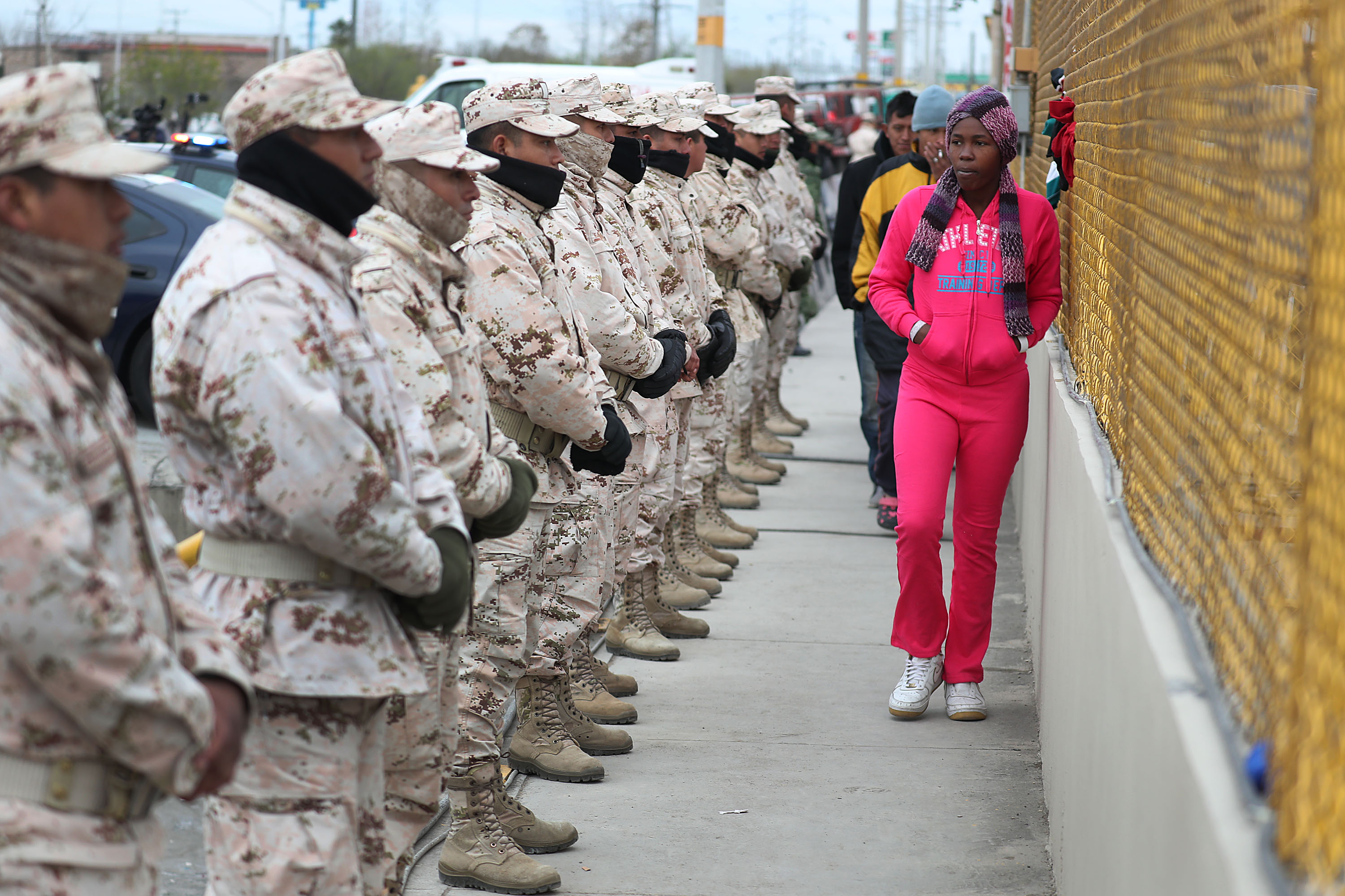 Mexican Soldiers Frisked U S Army Troopers At Border - 