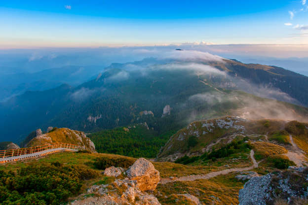 슬라이드 4/14: Ceahlau mountain landscape in Romania