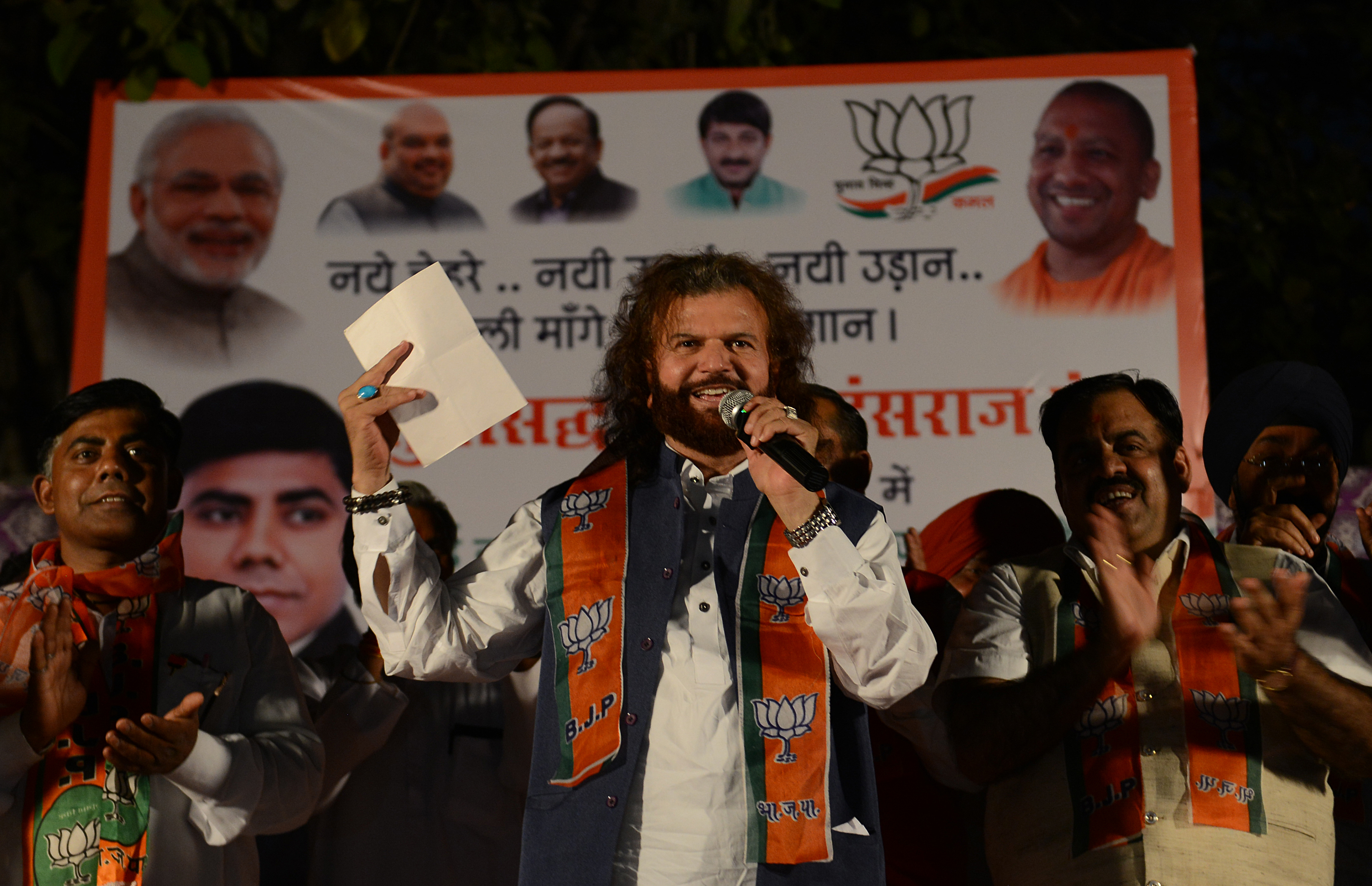 हंसराज हंस ने गाया पीएम नरेंद्र मोदी के लिए गाना