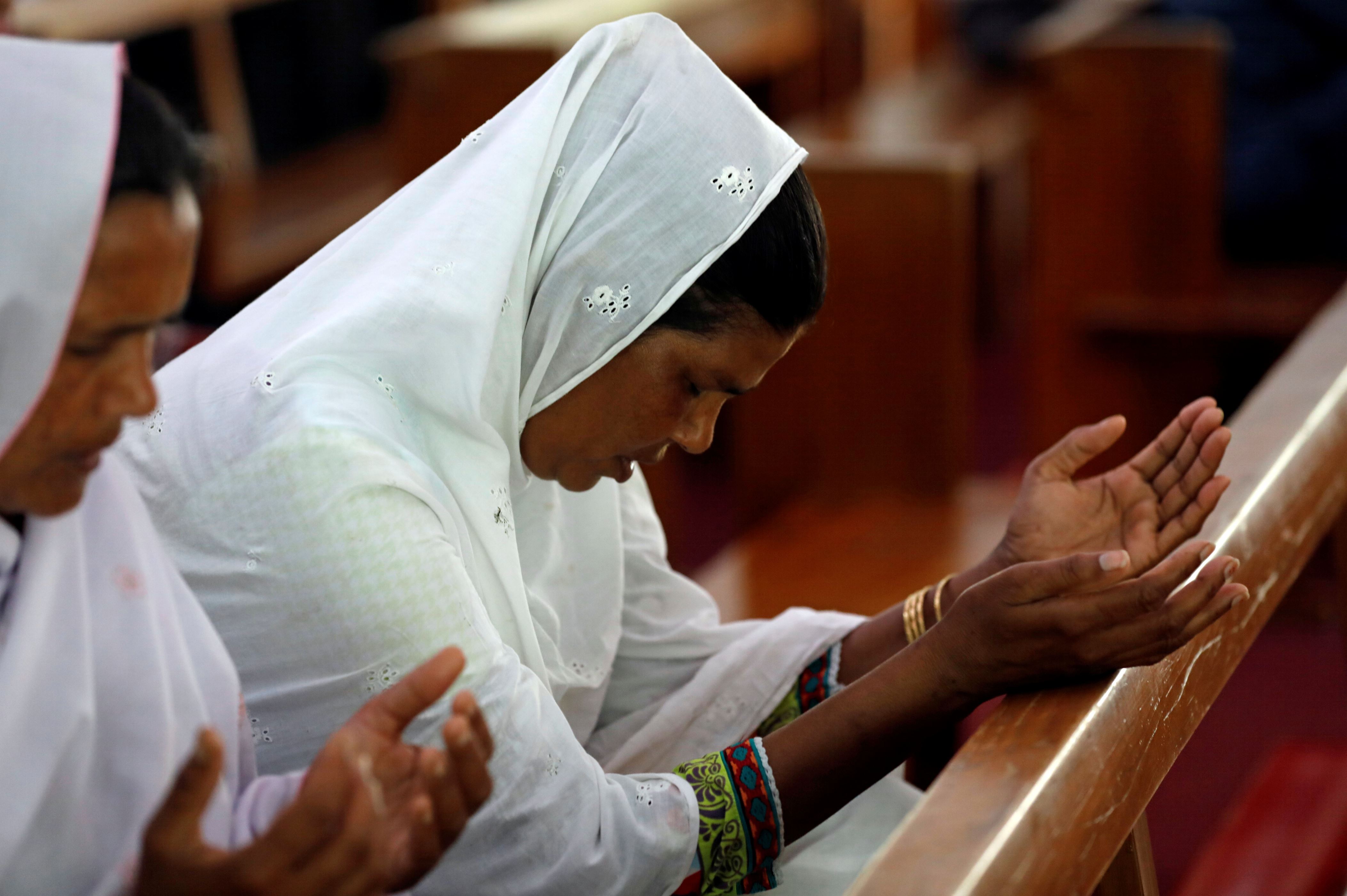 Women hold their palms to pray for the victims of Sri Lanka's serial bomb blasts, during a mass prayer at the Fatima Church in Islamabad, Pakistan April 25, 2019. REUTERS/Akhtar Soomro