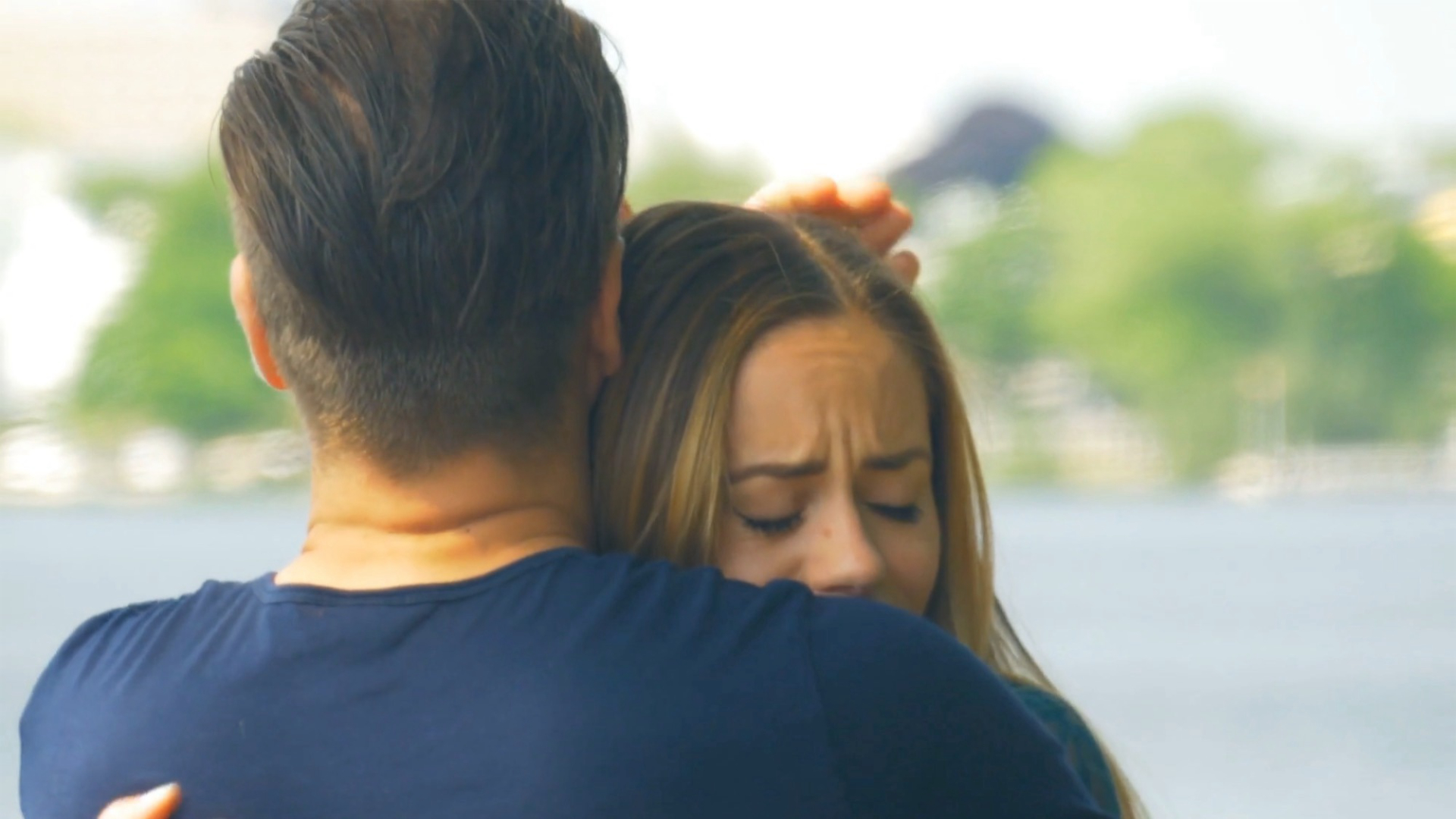 влюбленные в разлуке. песня прощался парень с девушкой. кто прощал парня фото. влюбленные у окна. песня прощался парень с девушкой.