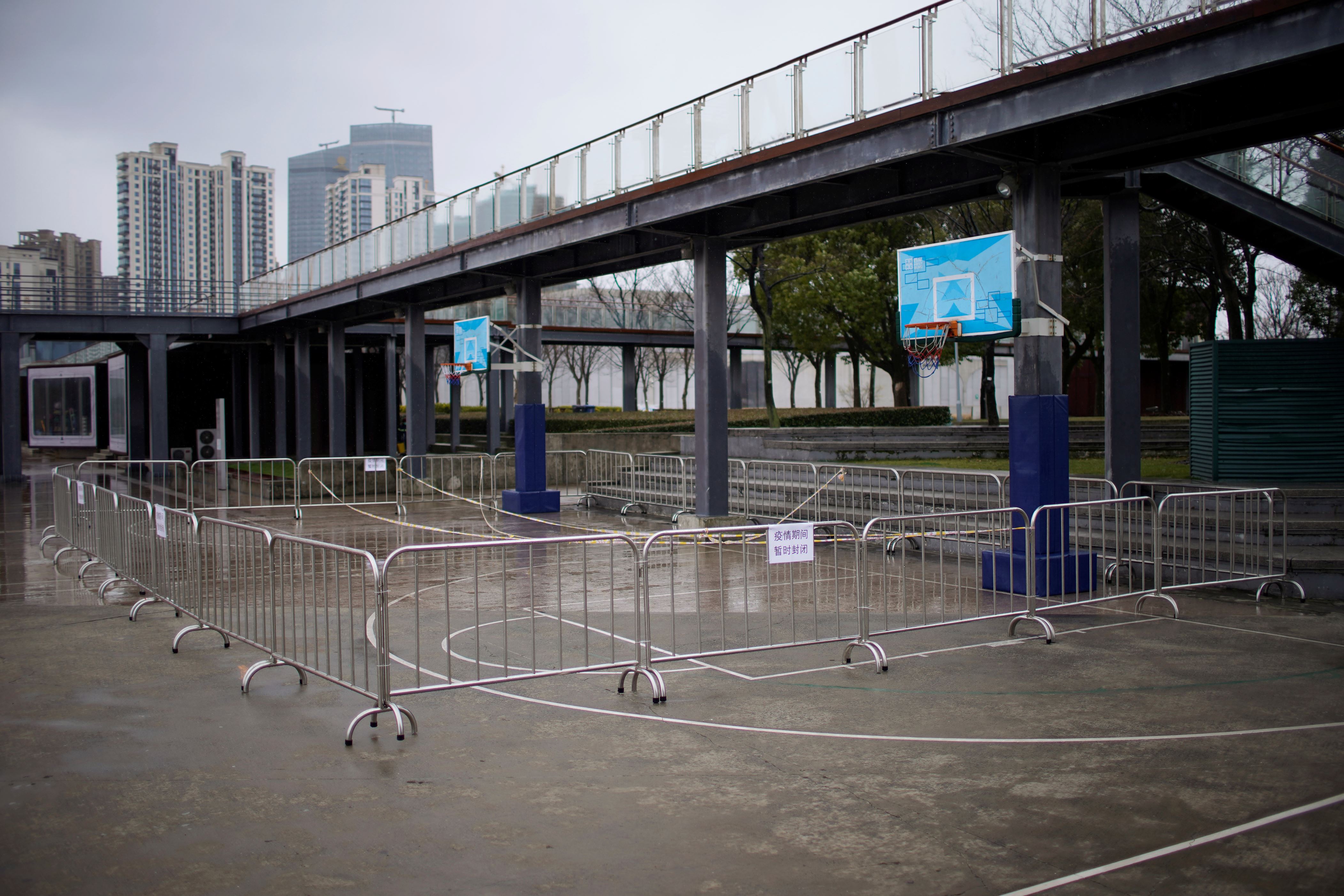 الشريحة 3 من 26: A closed basketball court is seen near a park in downtown Shanghai, China, as the country is hit by an outbreak of a new coronavirus, February 6, 2020. Picture taken February 6, 2020. REUTERS/Aly Song