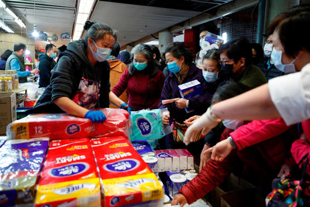 الشريحة 1 من 26: Customers pick paper products at a market, following the outbreak of the novel coronavirus, in Hong Kong, China February 11, 2020. REUTERS/Tyrone Siu
