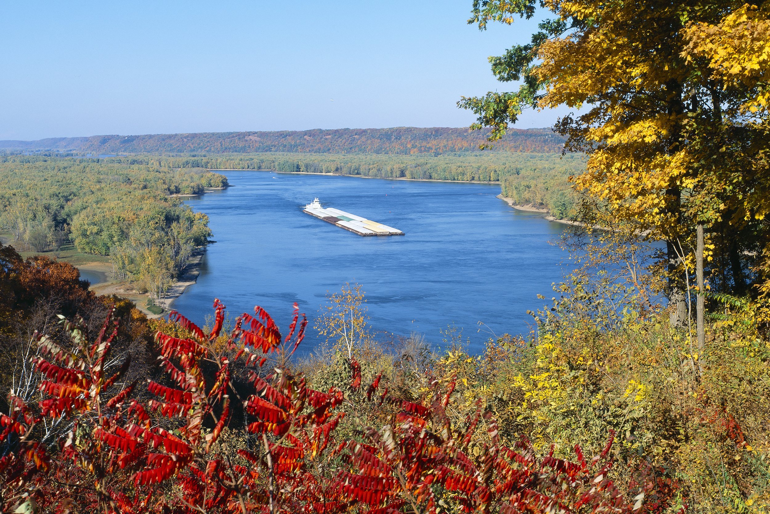 <p>The Great River Road, the longest and oldest National Scenic Byway, snakes through Iowa along the Mississippi River for 349 miles. There are limestone bluffs, riverside towns, and ample opportunities for water recreation along the way, and Bangert Gardens in Burlington offers free tours of its collection of native flora.</p>