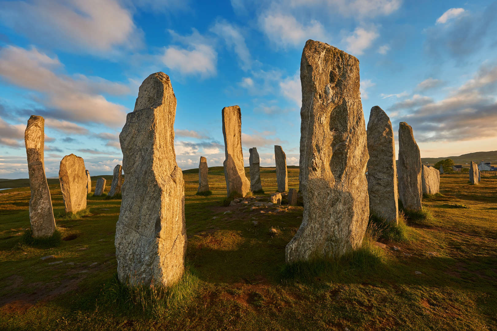 Standing stones. Менгиры Калланиша, Шотландия. Камни Калланиш остров Льюис Шотландия. Столбы Калланиш, остров Льюис Шотландия. Стоячие камни Калланиша, Шотландия.