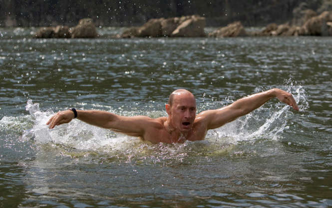 DiapositiveÂ 8 surÂ 22: Un politicien athlÃ©tique : Poutine aime Ãªtre actif. Il adore la pÃªche, lâÃ©quitation, le rafting, la plongÃ©e, le ski et le hockey. Il frÃ©quente aussi un gymnase en plein air oÃ¹ il fait de la musculation.  Photo : Poutine profite de vacances en SibÃ©rie pour faire un peu de natation, le 3 aoÃ»t 2009.