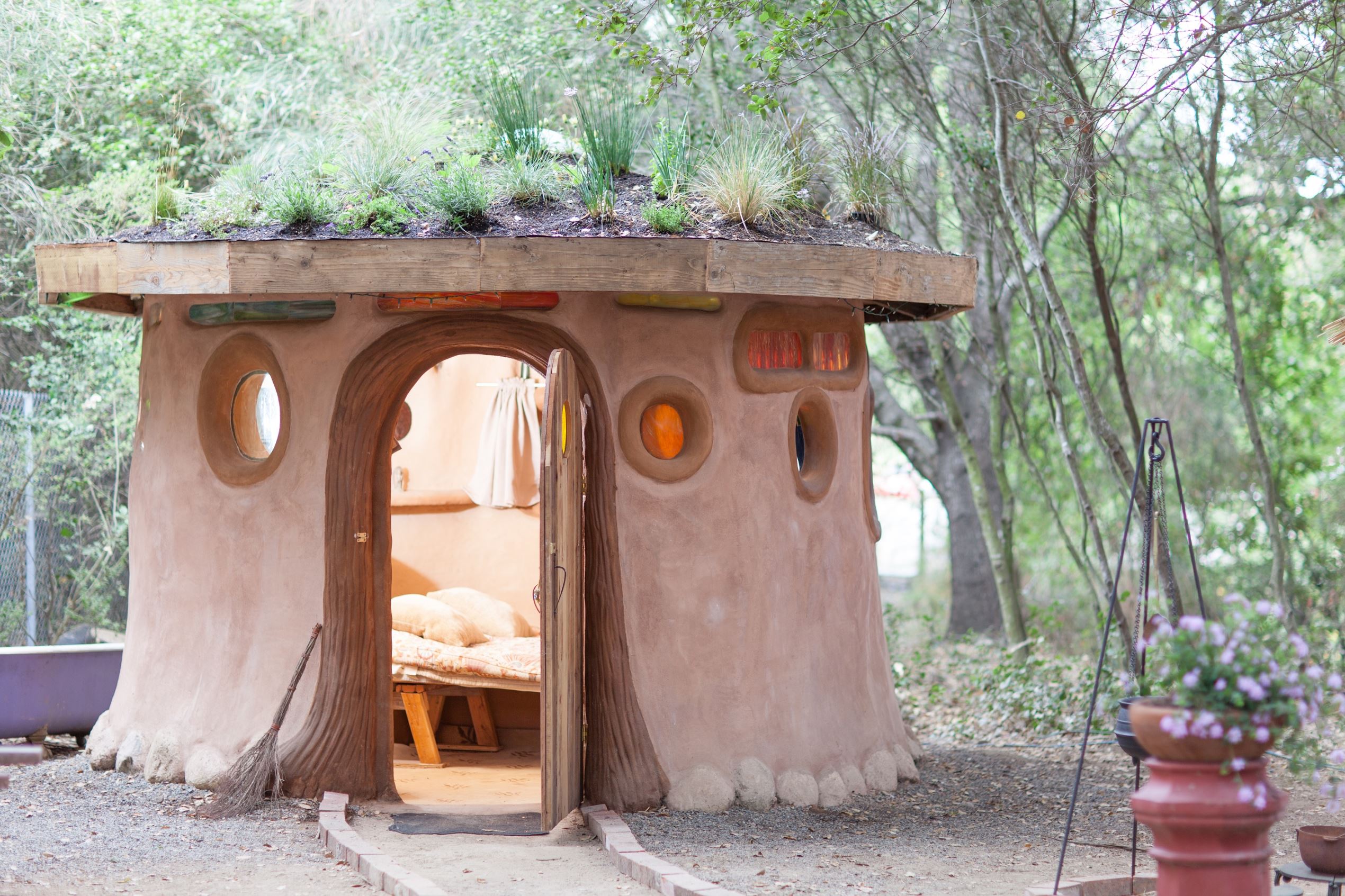 世界中の可愛らしい ホビットの家