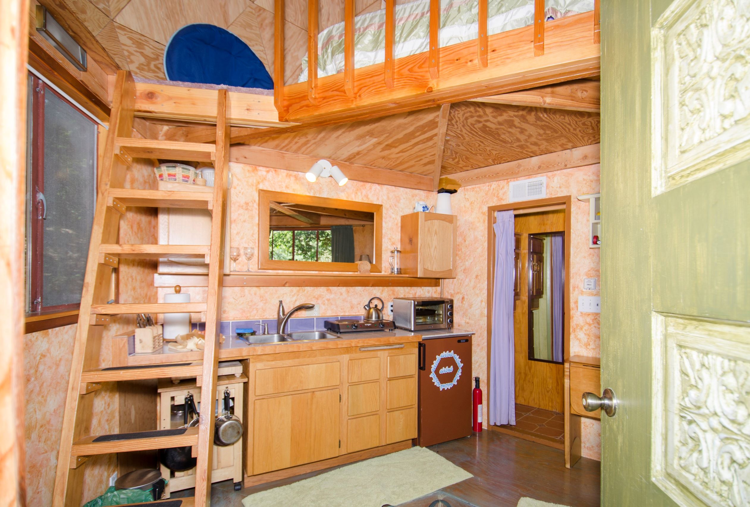 世界中の可愛らしい ホビットの家