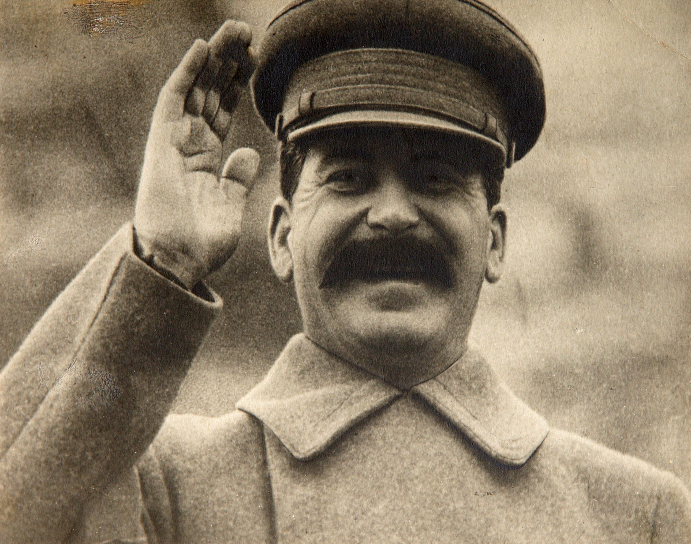 Stal i ru. Сталин Иосиф Виссарионович улыбается. Иосиф Виссарионович Сталин натрибуни. Сталин Иосиф Виссарионович смеется. Сталин Иосиф Виссарионович рука.