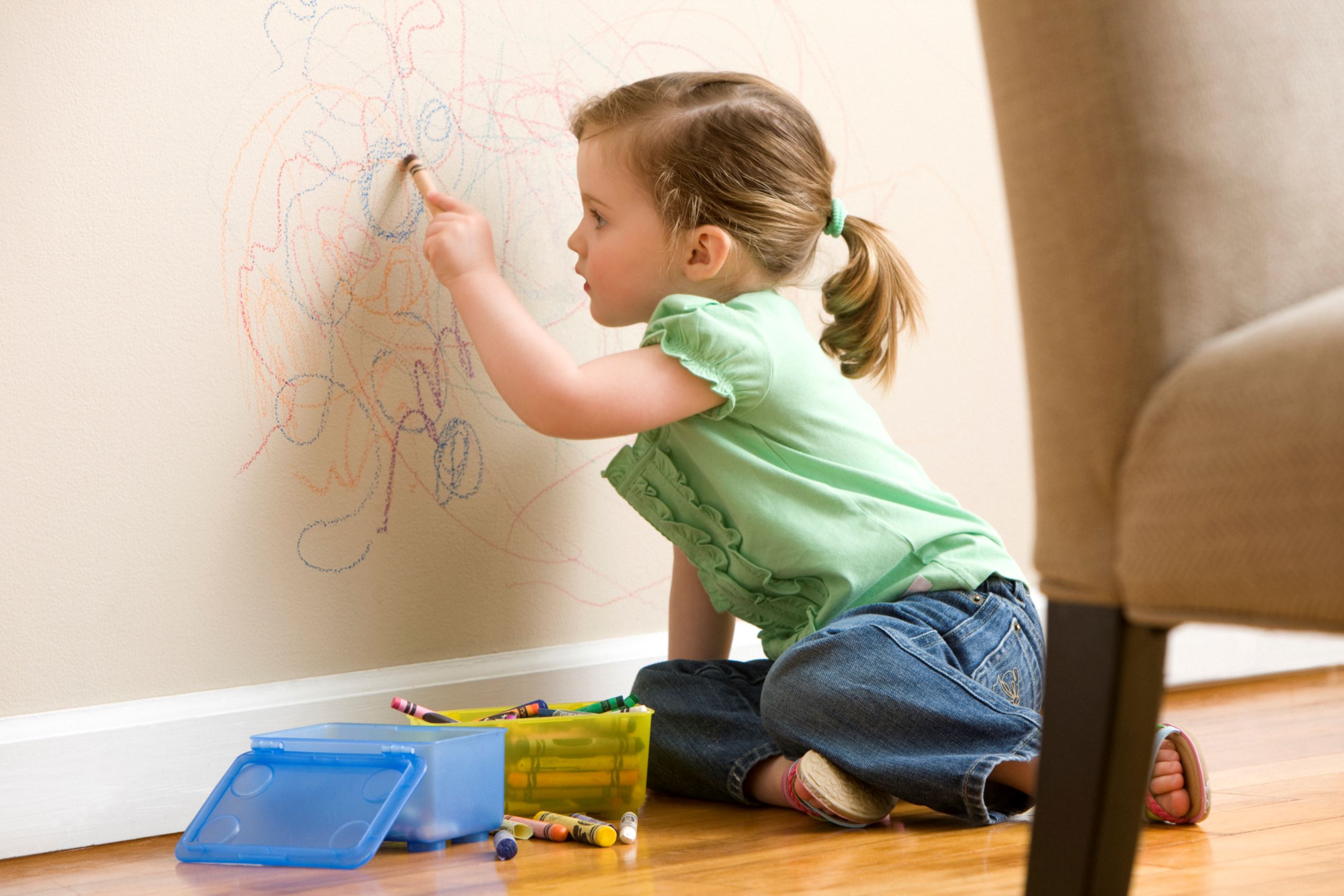 Paint the scene. Ребенок рисует на стене. Рисуем с детьми. Рисование на стенах для детей. Маленькие дети и рисование на стенах.