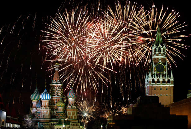 ÎÎ¹Î±ÏÎ¬Î½ÎµÎ¹Î± 11 Î±ÏÏ 41: Fireworks during New Year celebrations in Moscow's Red Square January 1, 2014.