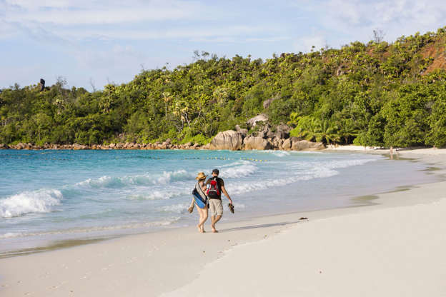 ÎÎ¹Î±ÏÎ¬Î½ÎµÎ¹Î± 21 Î±ÏÏ 26: Seychelles, Praslin, tourists at beach Anse Lazio