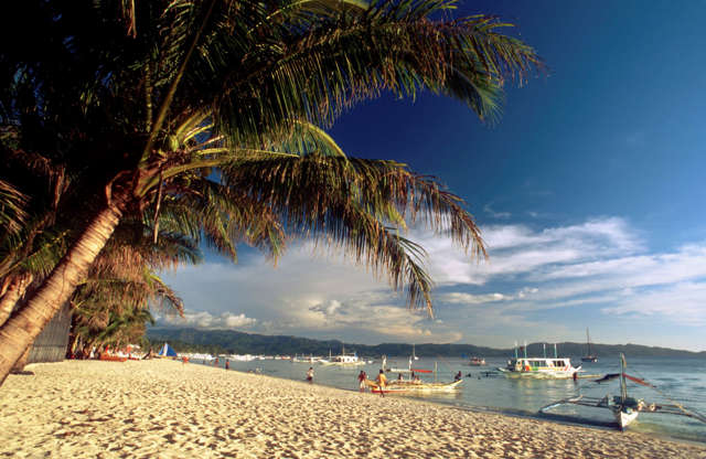 ÎÎ¹Î±ÏÎ¬Î½ÎµÎ¹Î± 20 Î±ÏÏ 26: Boracay is a small island in the Philippines located approximately 315 km (196 mi) south of Manila and 2 km off the northwest tip of Panay Island in the Western Visayas region of the Philippines