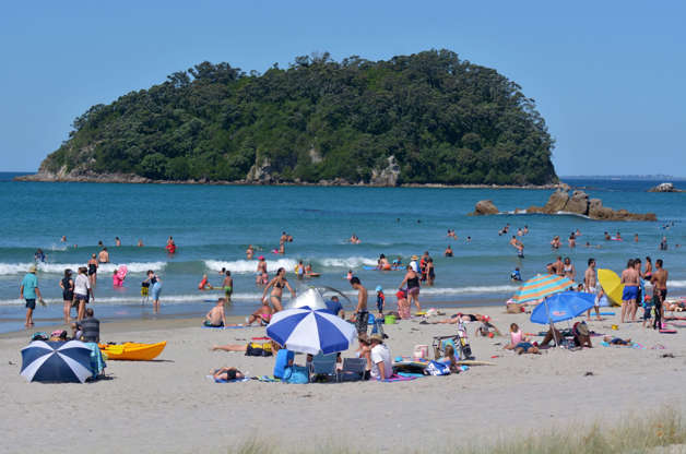 ÎÎ¹Î±ÏÎ¬Î½ÎµÎ¹Î± 2 Î±ÏÏ 26: Visitors in Papamoa beach reserve in Mount Maunganui.