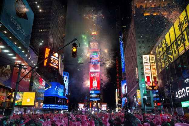 ÎÎ¹Î±ÏÎ¬Î½ÎµÎ¹Î± 34 Î±ÏÏ 41: Fireworks erupt after midnight in Times Square.