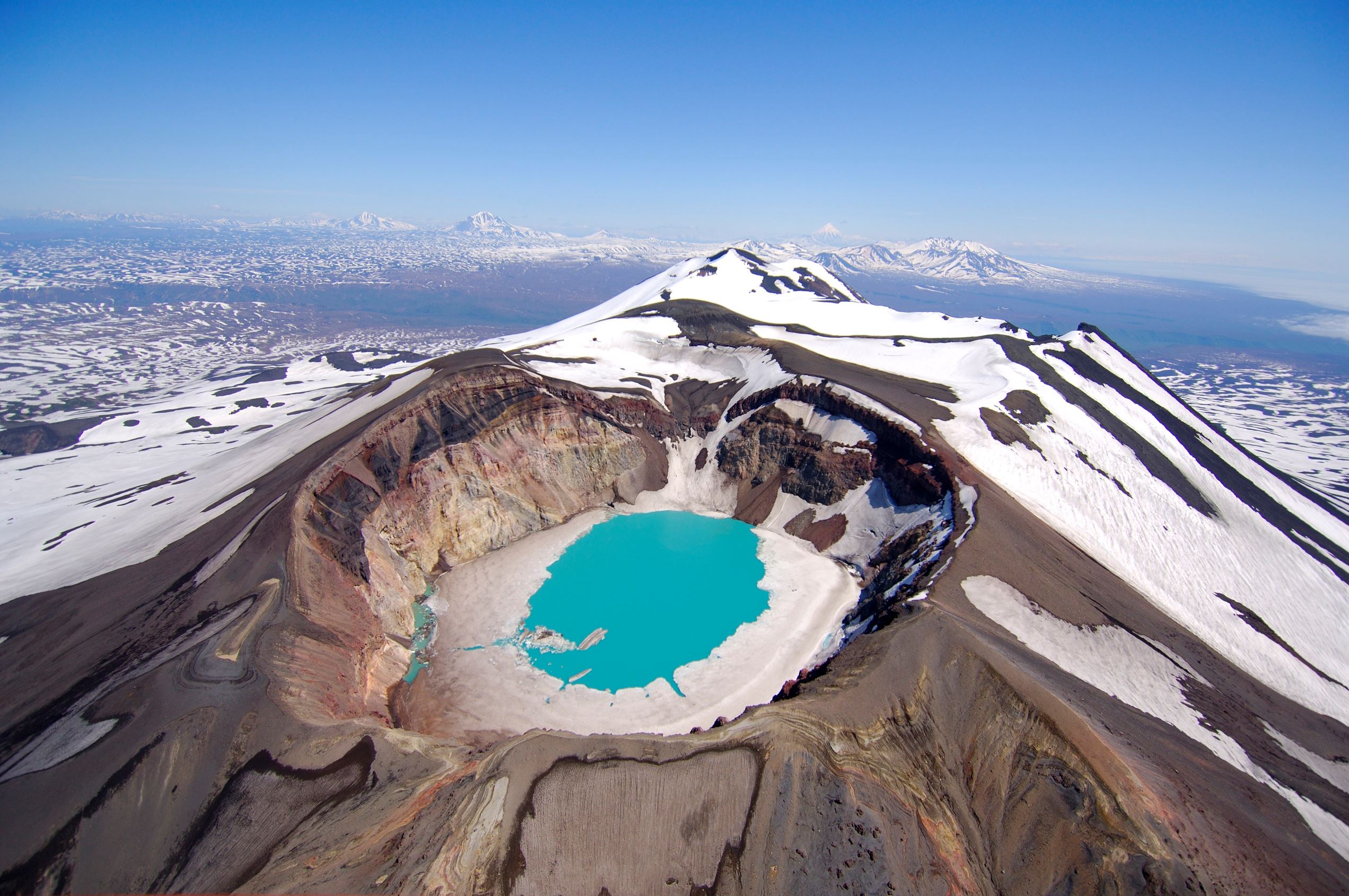 地球の神秘を感じるクレーターレイクの絶景