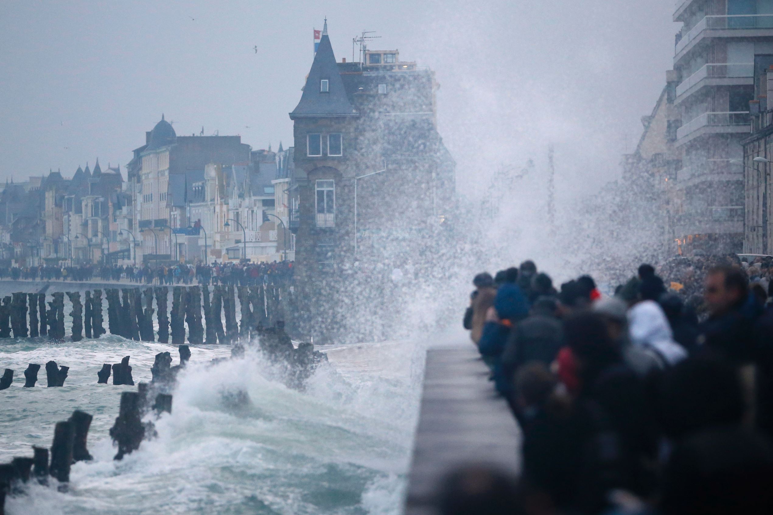 18年ぶり 世紀の大潮 モンサンミッシェルが絶海の孤島に