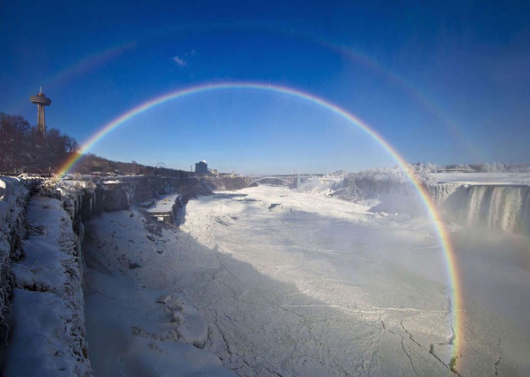 天上に輝くアーチ 世界で撮影された 虹 の写真集