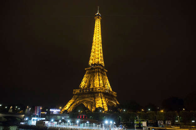 ÎÎ¹Î±ÏÎ¬Î½ÎµÎ¹Î± 13 Î±ÏÏ 61: The Eiffel Tower is pictured from the Seine river in Paris, Wednesday night, Sept. 17, 2014. (AP Photo/Jacques Brinon)