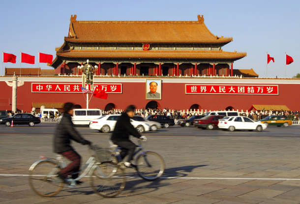 ÎÎ¹Î±ÏÎ¬Î½ÎµÎ¹Î± 39 Î±ÏÏ 61: Cyclists on Tiananmen square, Beijing China