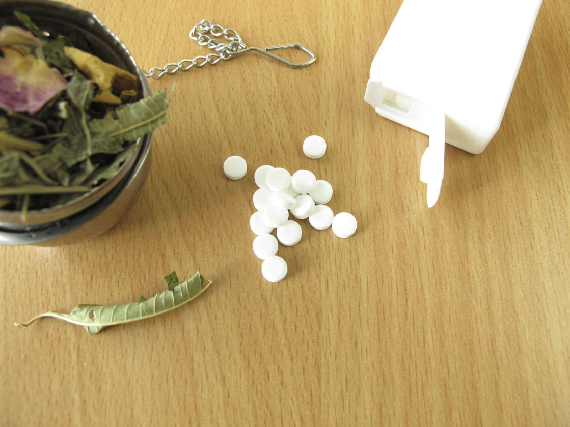 Tea herbs and sweetener tablets - Teekräuter und Süßstofftabletten