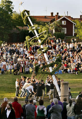 ÎÎ¹Î±ÏÎ¬Î½ÎµÎ¹Î± 5 Î±ÏÏ 12: The maypole is raised during Midsummer celebrations in the Swedish town of Leksand, 250 kms (150 miles) northwest of Stockholm, June 23, 2006. The annual event in Leksand is the largest midsummer festival in Sweden.