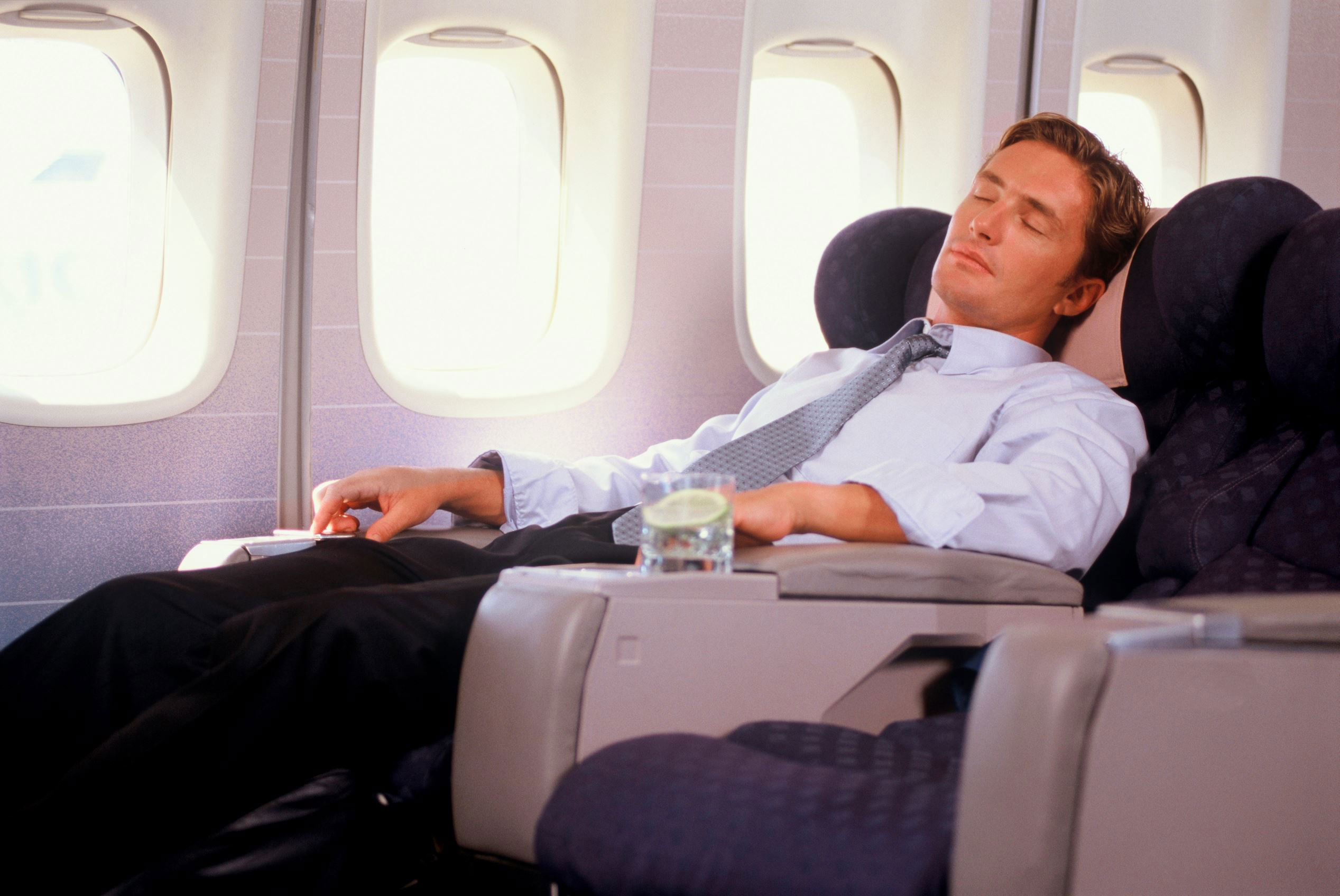 What time does the plane in london. Man on the plane. Sleeping on the plane. Man sleeping on Airplane. Джетлаг в повседневной жизни.