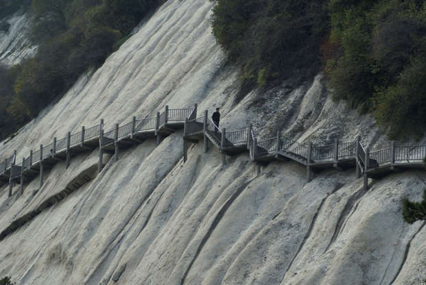 ÎÎ¹Î±ÏÎ¬Î½ÎµÎ¹Î± 9 Î±ÏÏ 24: Dangerous hiking along the edges of Mount Huashan
