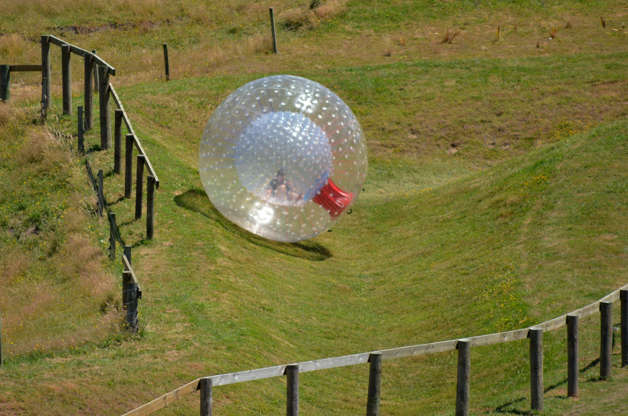 ÎÎ¹Î±ÏÎ¬Î½ÎµÎ¹Î± 6 Î±ÏÏ 24: Zorbing in New Zealand